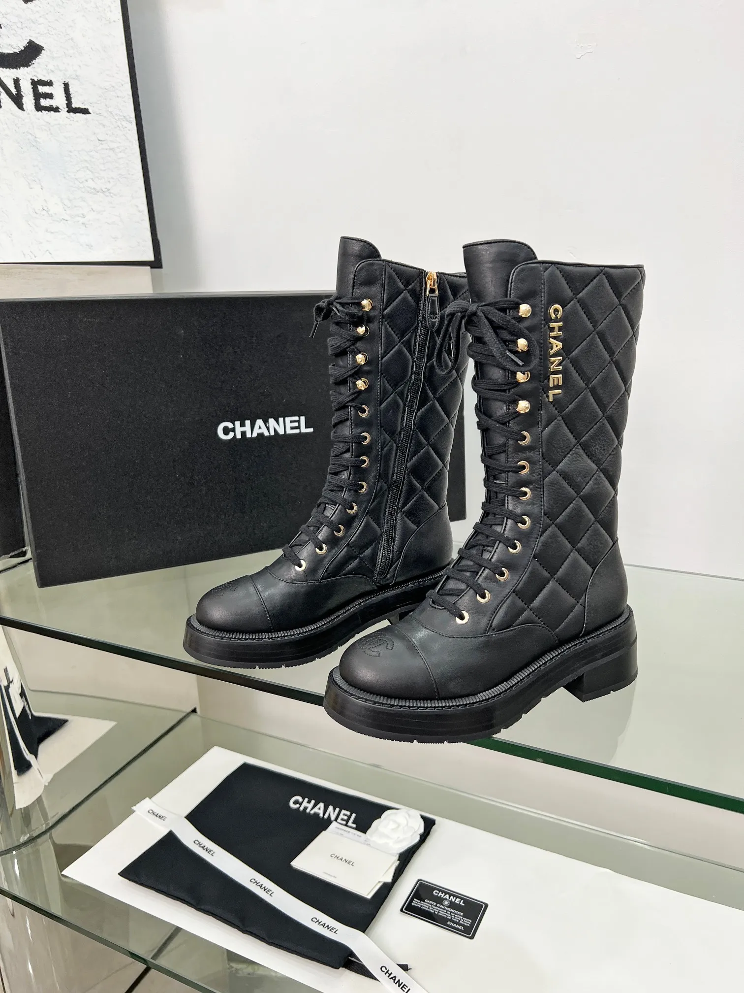 👟👟Ex-factory price 840👟👟 2025CHANEL I finally own this pair of Chanel diamond boots💫 Classic diamond pattern with black and white color, fashionable and high-end, and the thick sole is super stable for walking~ It instantly turns into a fashionable and cool cover when you put it on. Who knows the charm of Fragrant Grandma? When I was asked about the link while shopping, I was so happy🥳 Fabric: sheepskin, cow suede Lining: sheepskin Color: black white apricot Code number: 5-40 (41 customized)